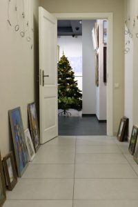 идет монтаж выставки рождественский калейдоскоп 2025-2026