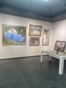 монтаж персональной выставки Геннадия Бернадского