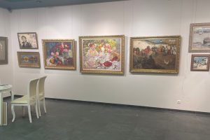 монтаж персональной выставки Геннадия Бернадского