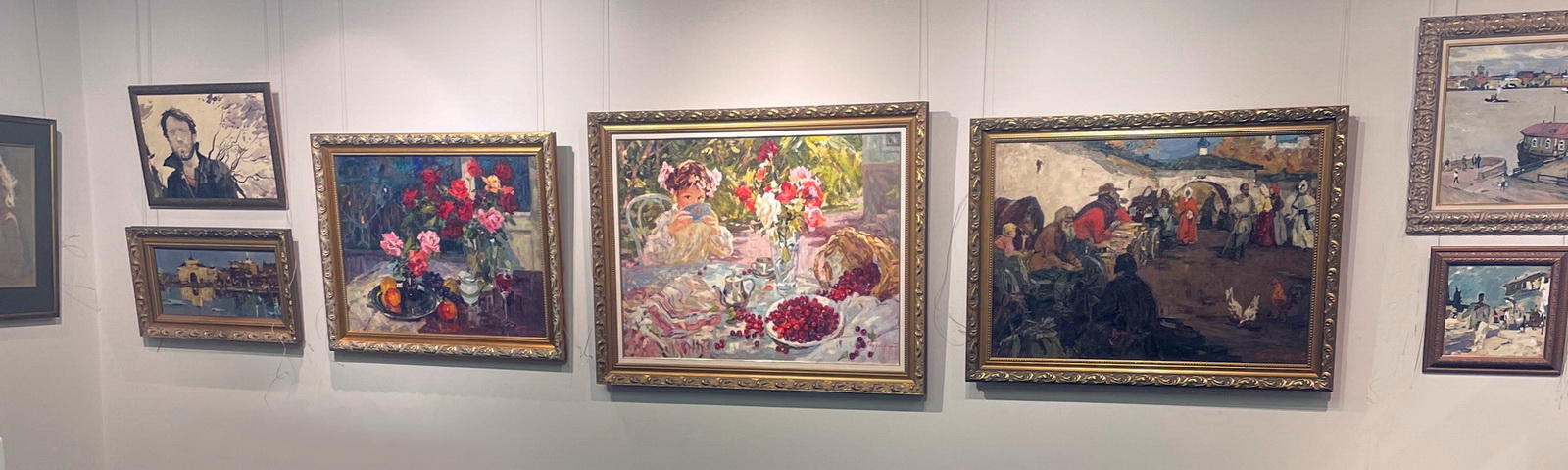 монтаж персональной выставки Геннадия Бернадского