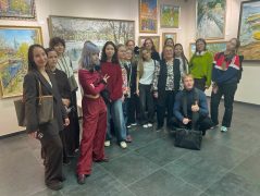 Студенты на выставке Павла Еськова